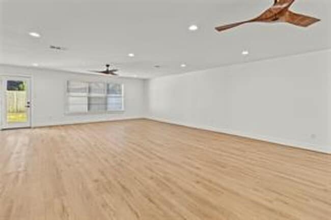 Building Photo - 2114 Eaglerock Dr