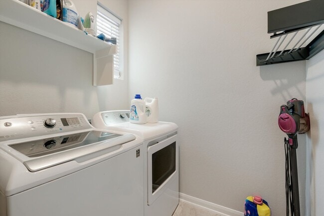 Building Photo - Bright & Charming Fantine Fields Home