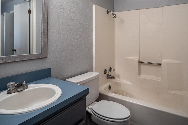 Building Photo - 208 Miller Dr