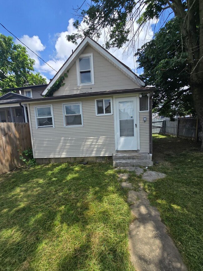 Building Photo - 2 BEDROOM SINGLE FAMILY HOME