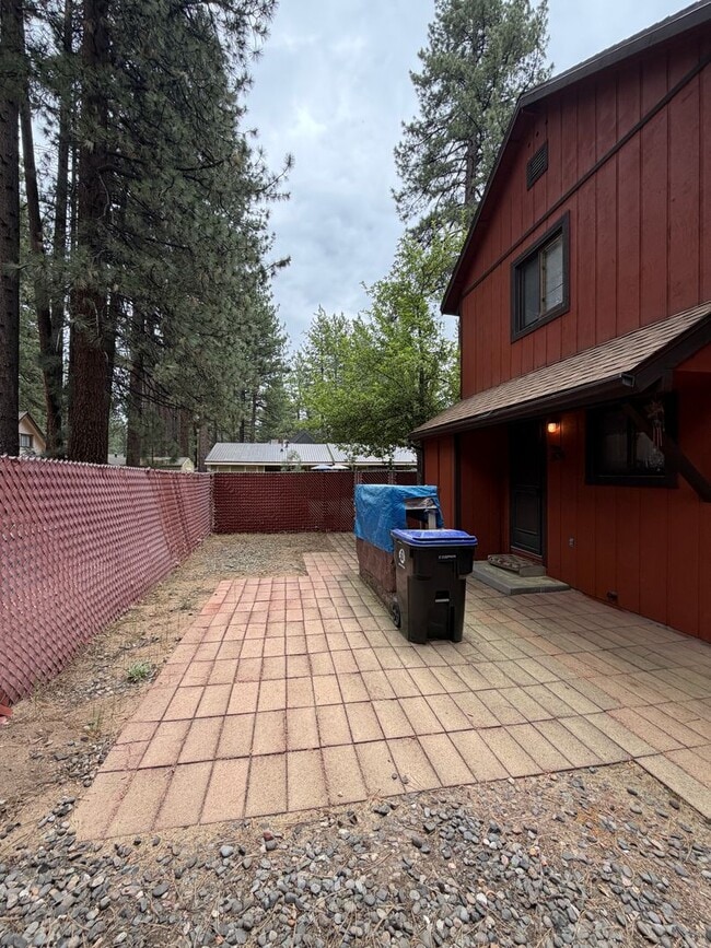 Building Photo - 3 Bed, 2 Bath Home Located In-Town and Close to Conveniences