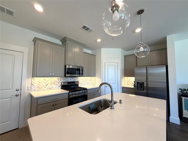 Building Photo - 760 Cavitt Ct