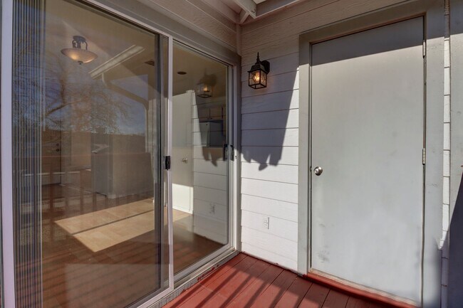 Building Photo - 2 bed 2 bath Condo in Montana Terraces