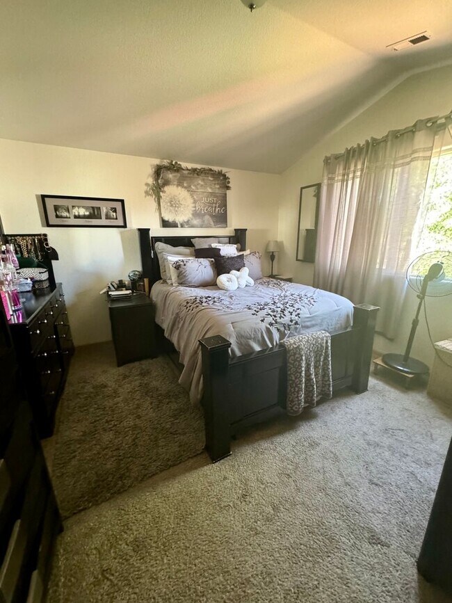 Building Photo - Cozy 3 Bedroom home close to Powers Blvd