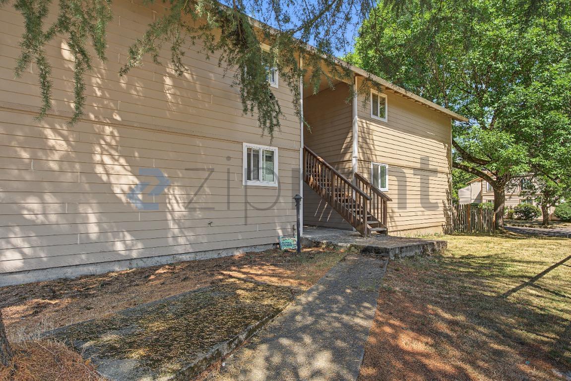 Building Photo - Unit D