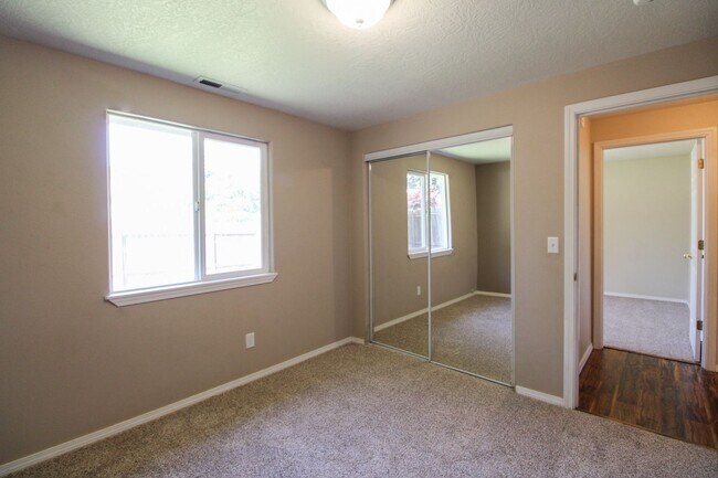 Building Photo - 3882 Lone Oak Rd SE