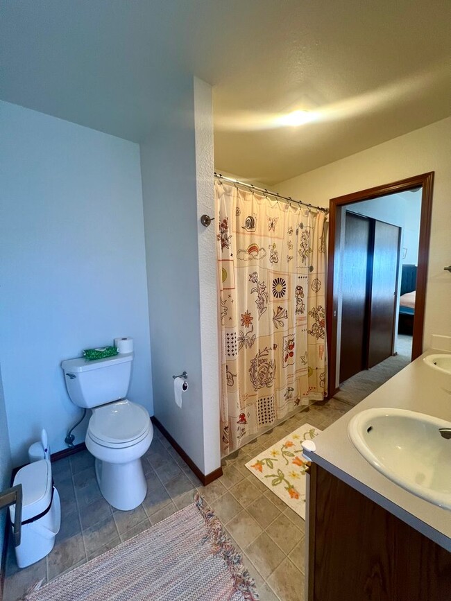 Building Photo - 2Bd 2Ba Waterfront Mariners Cove Condo in ...