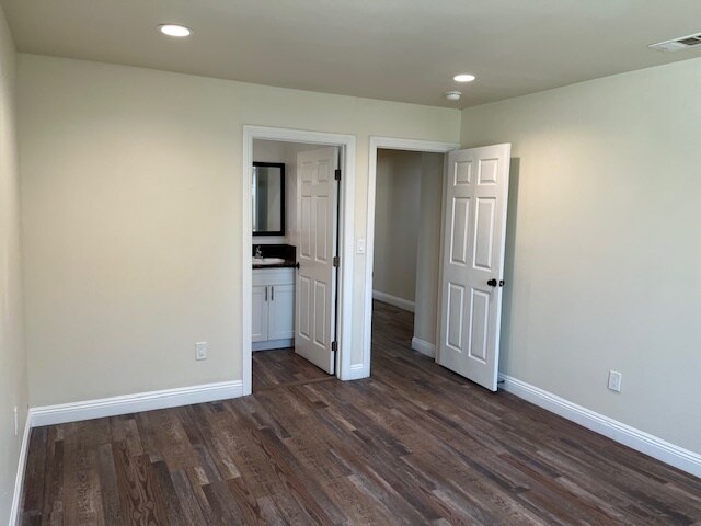 Building Photo - 213 E 84th Pl