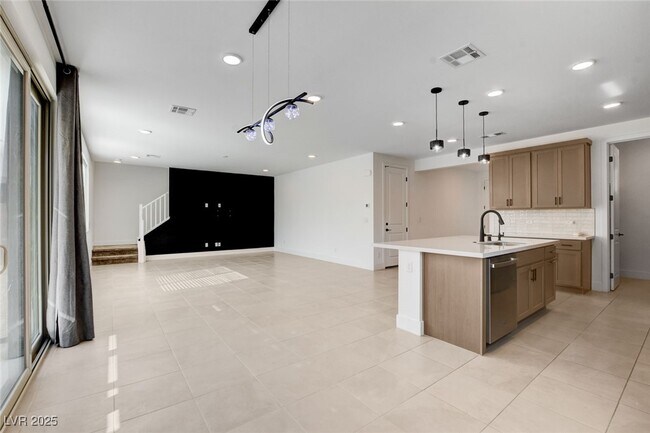 Building Photo - 1305 Azure Jay Ave