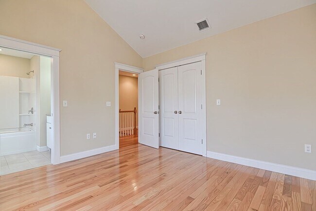 Building Photo - 2 Bedroom 2.5 Bathroom