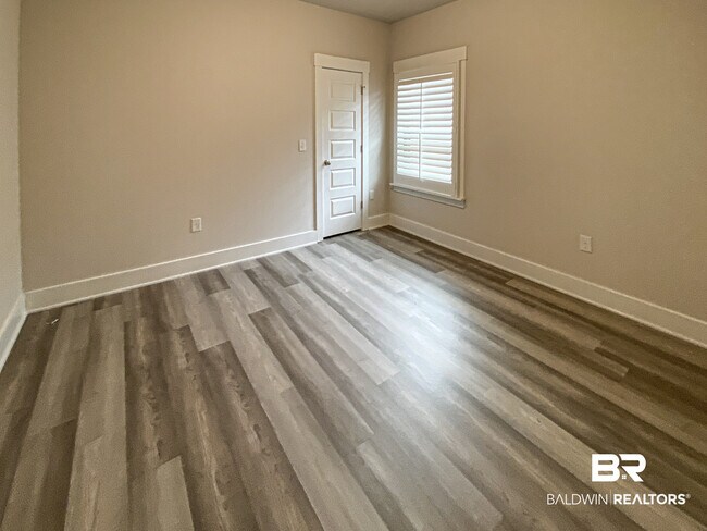 Building Photo - 10078 Lakeview Dr
