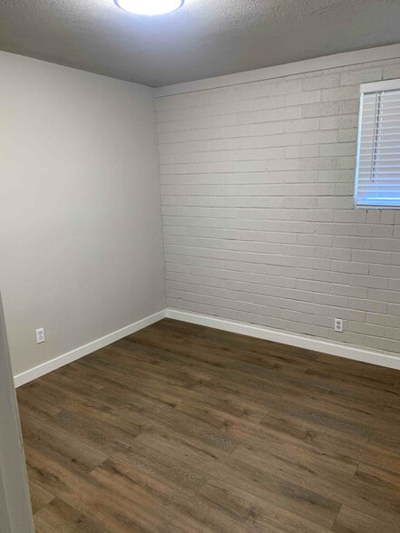 Building Photo - 194 S 200 W