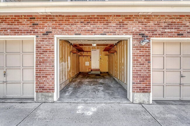 Building Photo - ** MOVE IN SPECIAL** Don't Miss This 1Bed/...