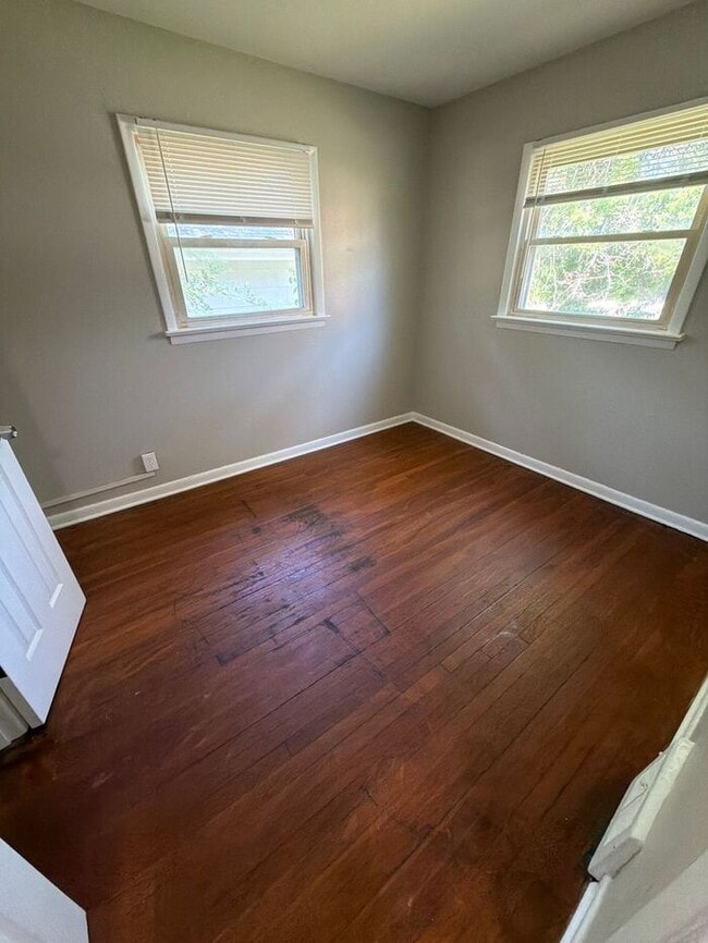 Building Photo - Beautiful 3 Bed 1 Bath For Rent!