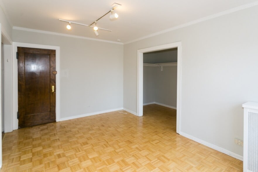 Building Photo - 629 W Belmont Ave