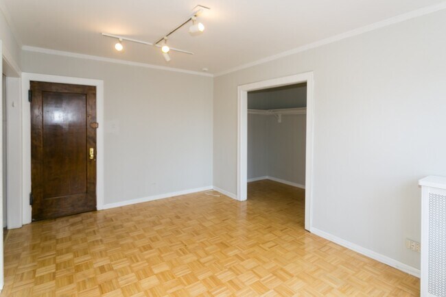 Building Photo - 736 W Belmont Ave