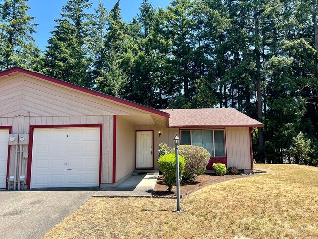Building Photo - Well Maintained 2BD Duplex - Water Included