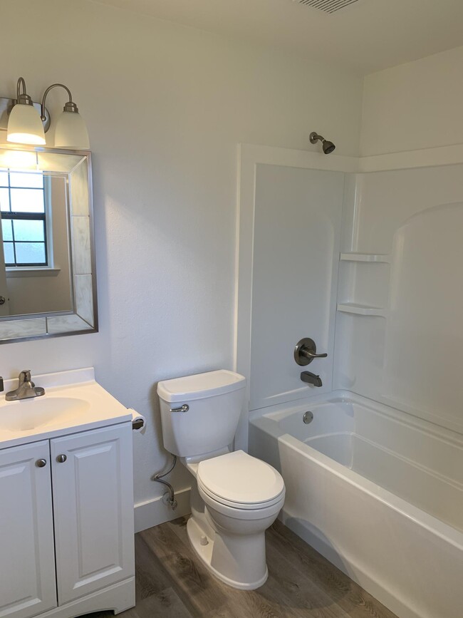 Building Photo - 1425 Mixon Dr