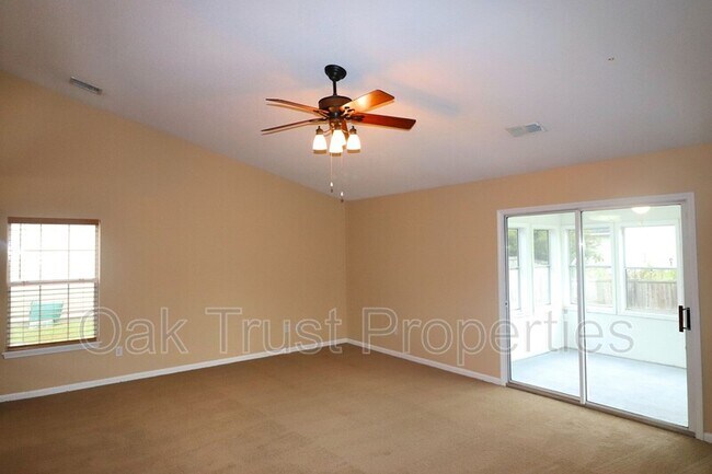 Building Photo - 538 Holiday Dr