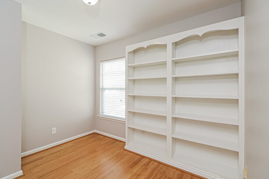 Building Photo - 1715 Crabapple Tree Ln