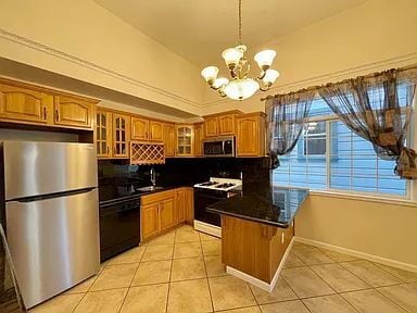 Building Photo - "Charming 2-Bed, 2-Bath Haven in the Heart of San Francisco!"