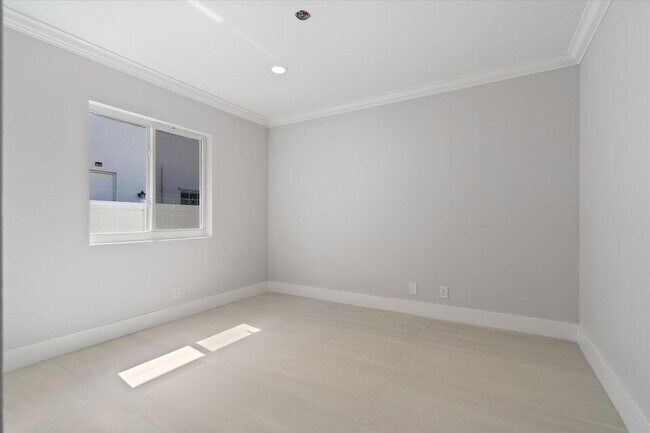 Building Photo - 1132 NE 3rd Ave