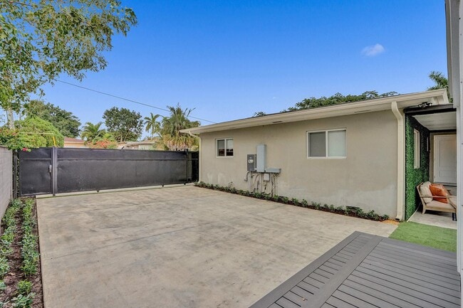 Building Photo - 11425 NE 3rd Ave