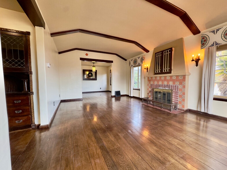 Building Photo - 645 Jean St