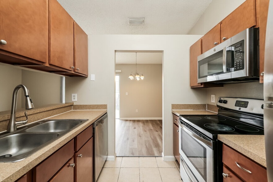 Building Photo - 317 Regal Park Dr