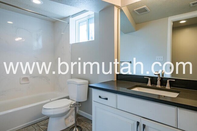 Building Photo - 1572 E Kensington Ave