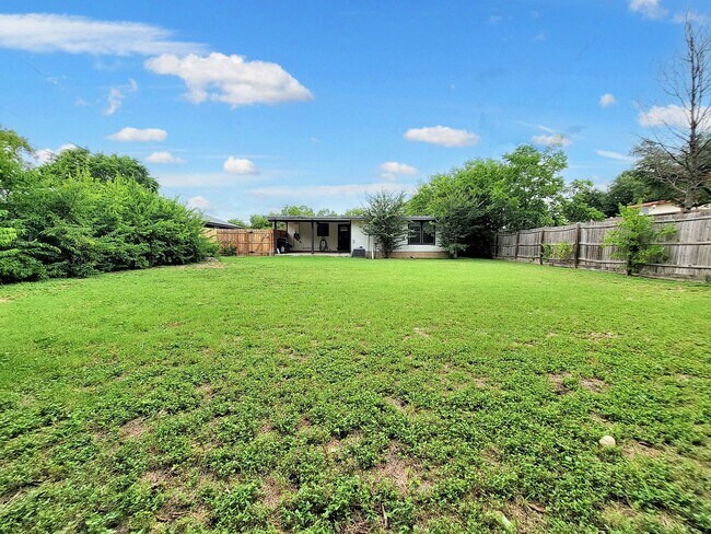 Building Photo - Inviting 3BD/1BA Home with Large Yard and ...