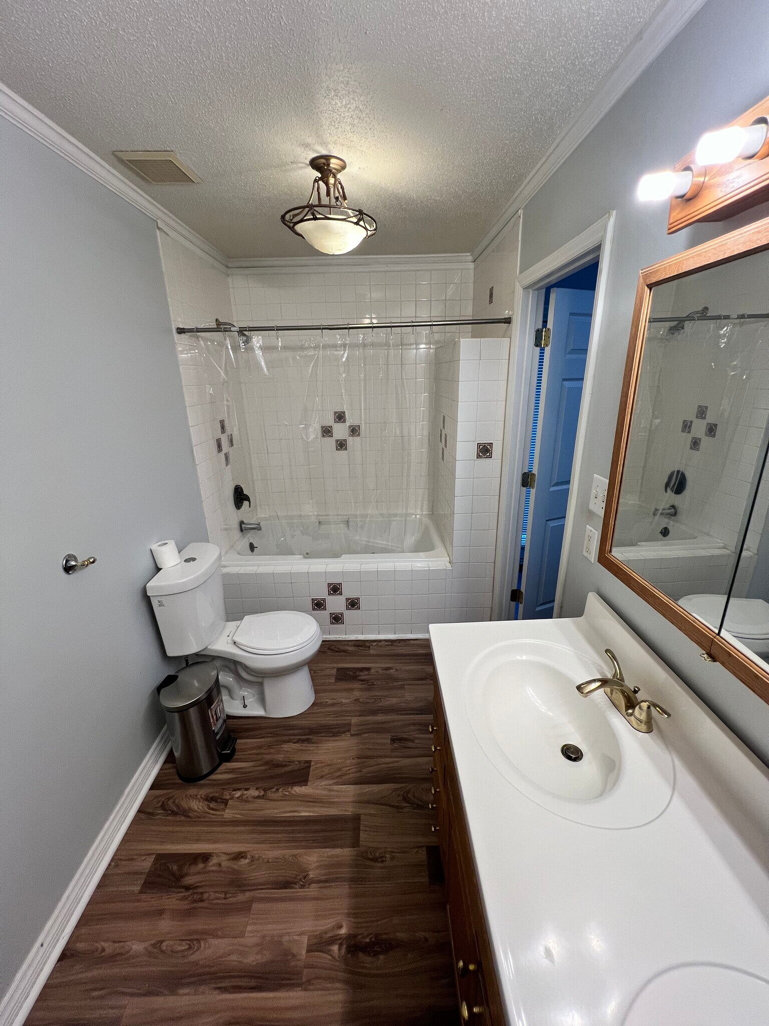 Building Photo - 1240 Shady Oak Trl
