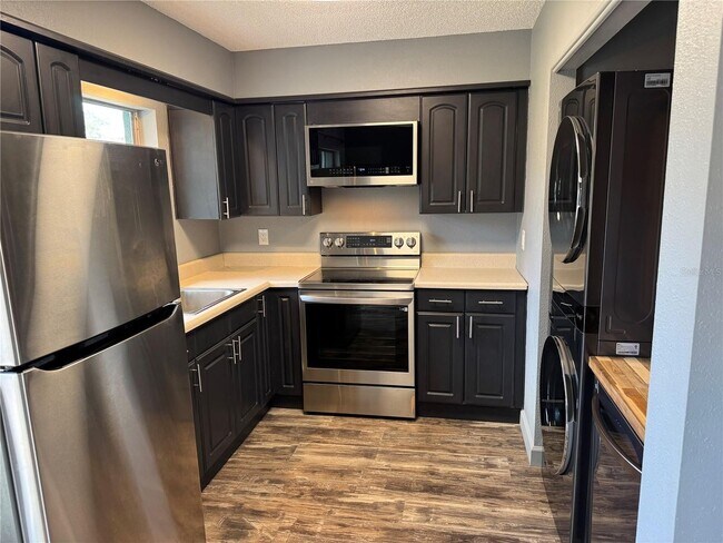 Building Photo - 3Br/1Ba Pet Friendly With Large Fenced Back Yard