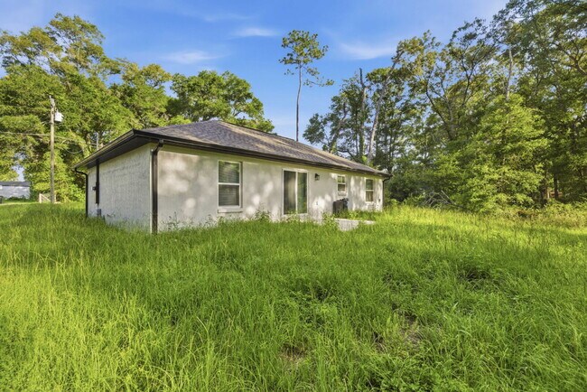 Building Photo - Available Now! Tastefully Designed 3 Bed, 2 Bath Home