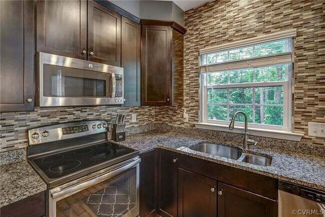 Building Photo - 441 Creekwillow Dr