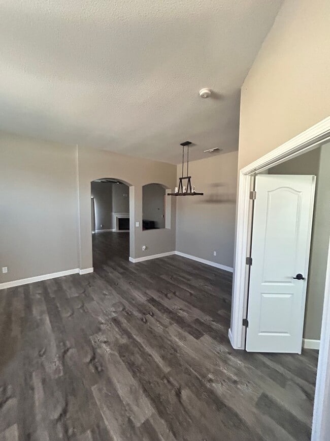 Building Photo - Beautiful 4 bed 2 bath