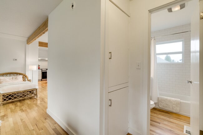 Building Photo - 5005 NE Mason Ct