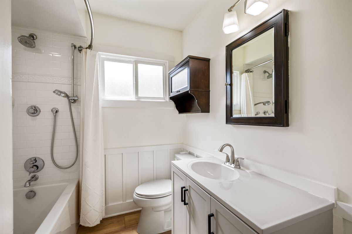 Building Photo - 413 N Paulina Ave