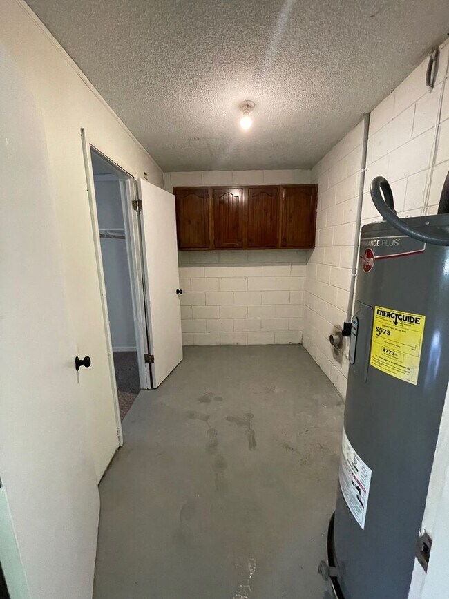 Building Photo - 120 Dirksen Dr