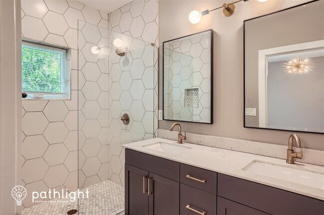 Building Photo - 865 Cavanaugh Avenue SE