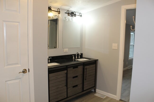 Building Photo - 6 Laura Ln