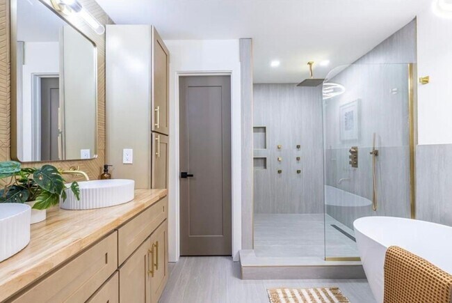 Building Photo - STUNNING RENOVATION! Modern 3BR/2BA Ranch in Sought-After Location!