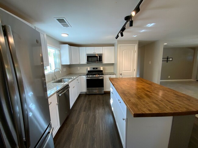 Building Photo - 3 Bedroom Updated Single Story Home Availa...