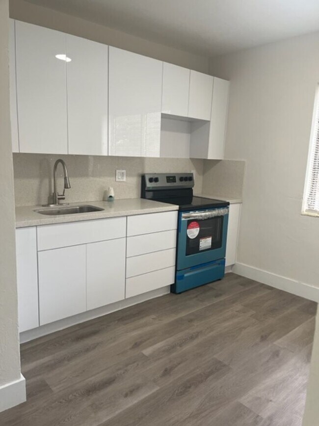 Interior Photo - 600 SW 9 AVE