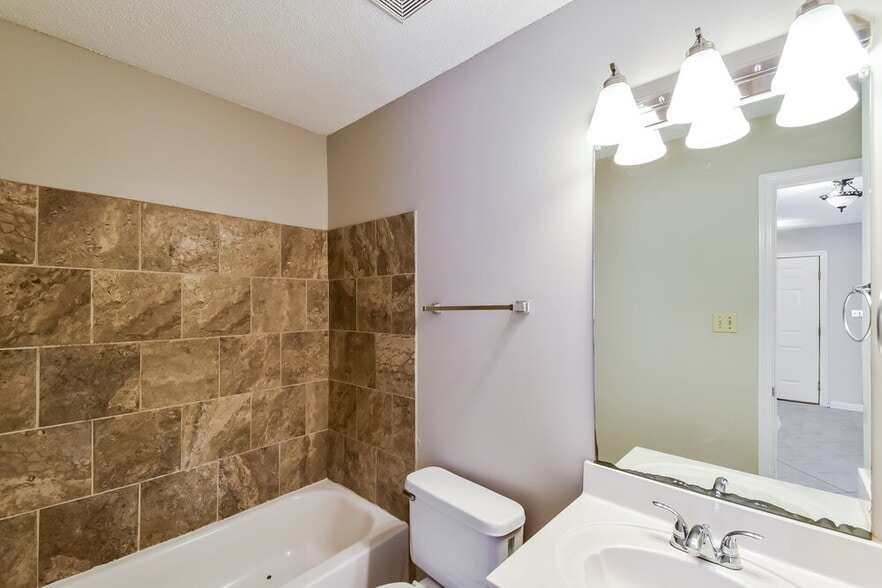 Building Photo - 7082 Hampton Dr