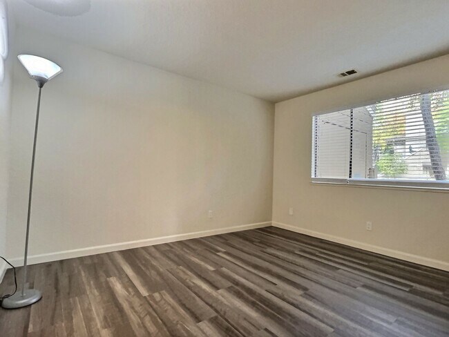 Building Photo - 1 Bed/1 Bath Updated Condo with Great Amen...