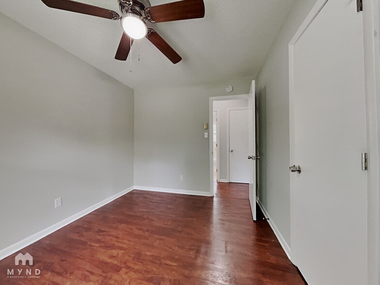 Building Photo - 621 E Centerview St