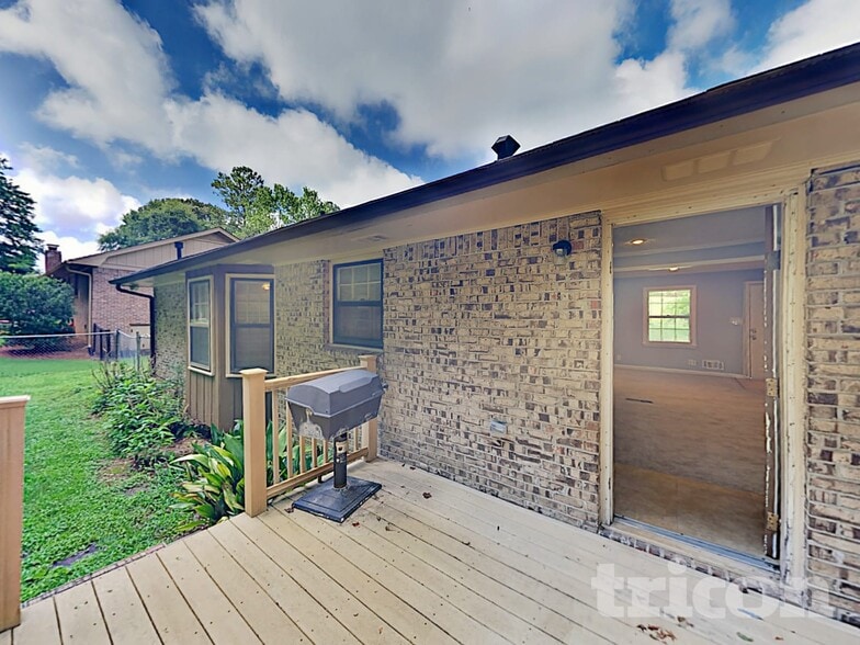 Building Photo - 430 Beaumont Dr SW