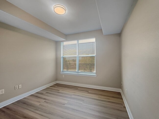 Building Photo - $0 DEPOSIT OPTION. UPDATED 2 BEDROOM CONDO...