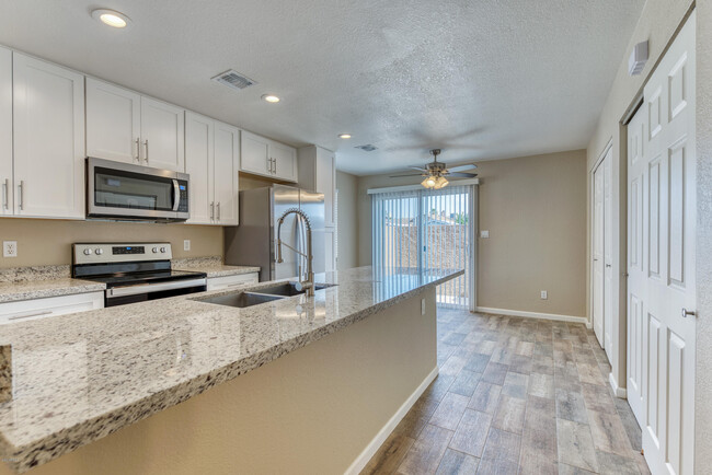 Building Photo - 520 W Tonopah Dr